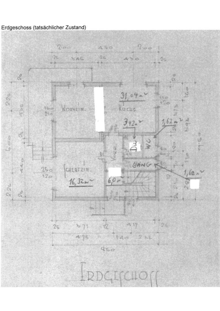 Grundriss des Erdgeschosses mit Wohnzimmer, Küche, WC und Gang.