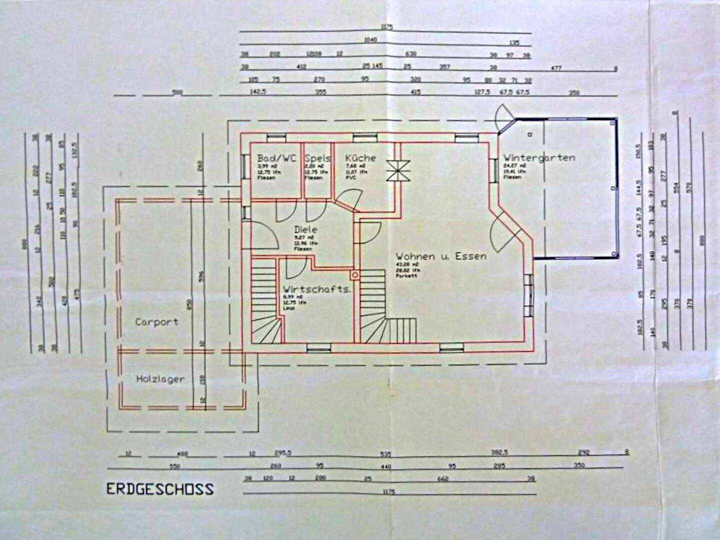 Grundriss des Erdgeschosses mit offenem Wohn- und Essbereich, Küche und Wintergarten.