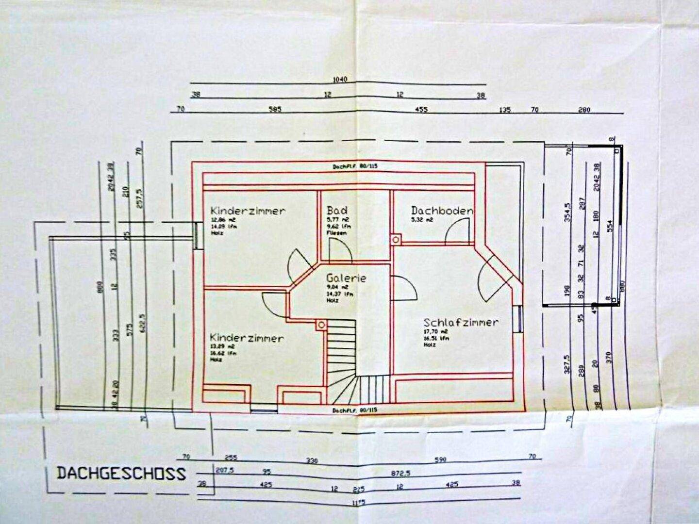 Grundriss des Dachgeschosses mit Schlafzimmern, Kinderzimmern und einer Galerie.