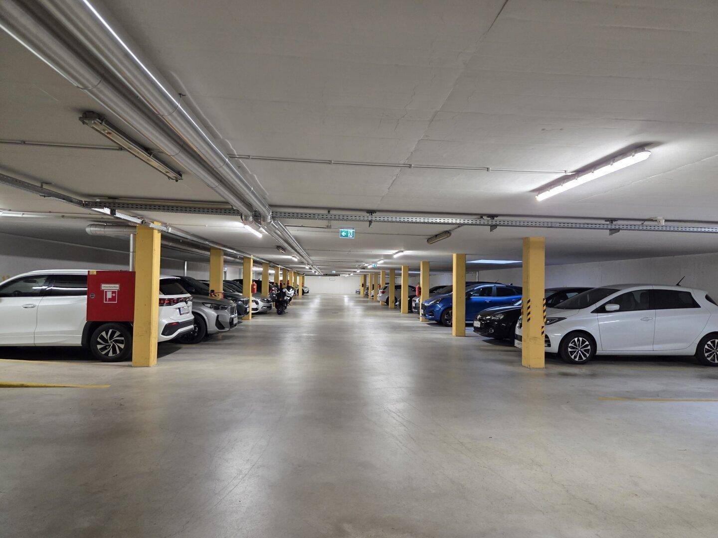 Geräumige Tiefgarage mit vielen Stellplätzen und guter Beleuchtung.