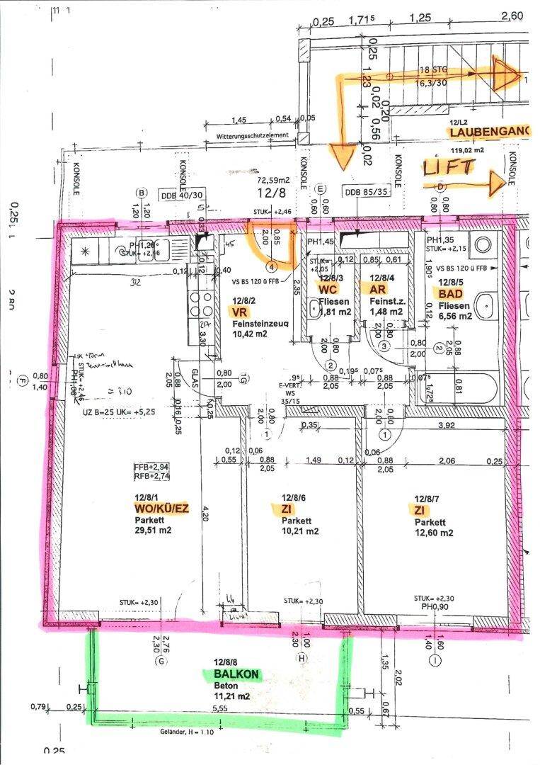 Detaillierter Grundriss der Wohnung mit Zimmeraufteilung, Balkon und Liftzugang.