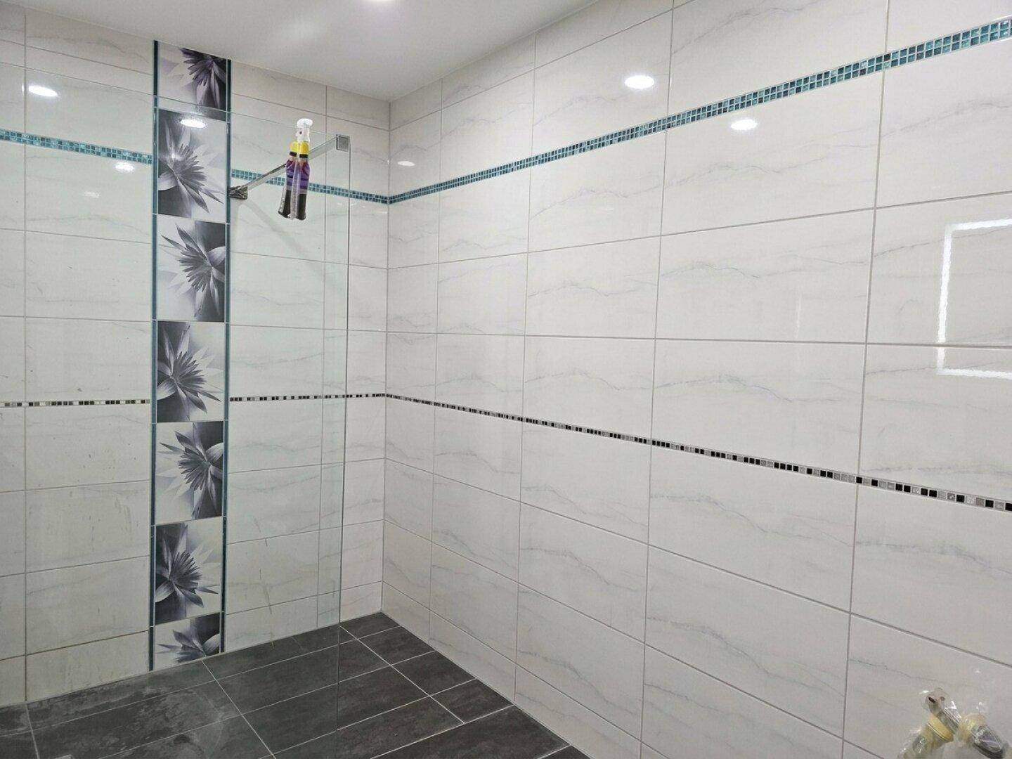 15972-Dusche EG