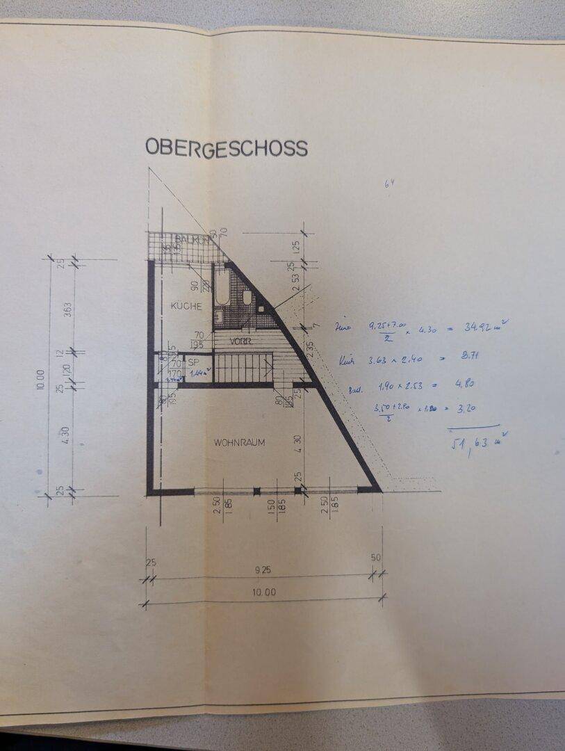 Grundriss des Obergeschosses mit Wohnraum, Küche, Badezimmer und kleinem Balkon.