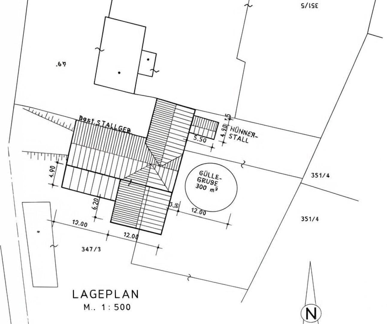 Lageplan des Grundstücks mit Gebäuden, Hühnerstall und Güllegrube in der Umgebung.