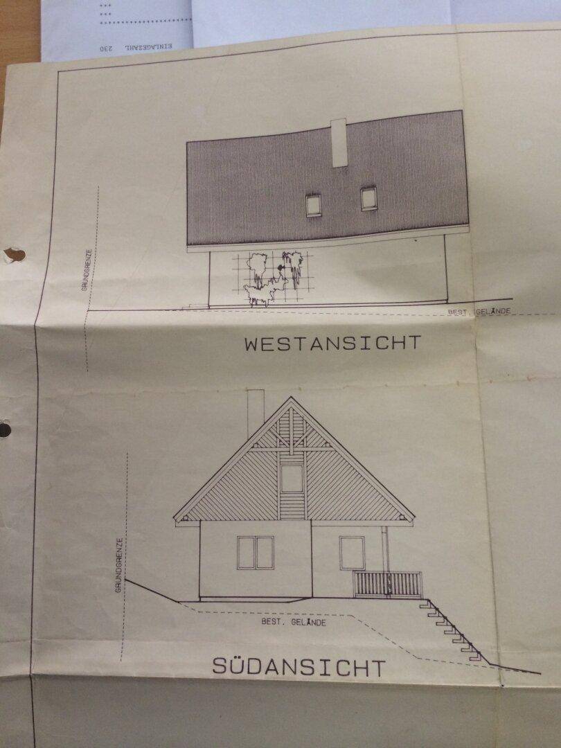Architektonische Zeichnung der West- und Südansicht des Hauses mit Dach und Fenstern.