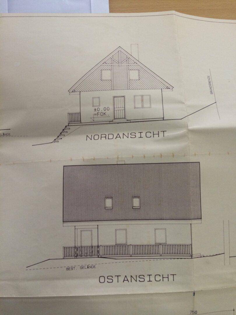 Architektonische Zeichnung der Nord- und Ostansicht des Hauses mit Eingang und Balkon.
