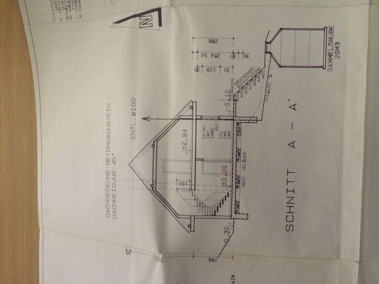 Schnittzeichnung des Hauses mit Dachneigung, Geschosseinteilung und Kellerbereich.