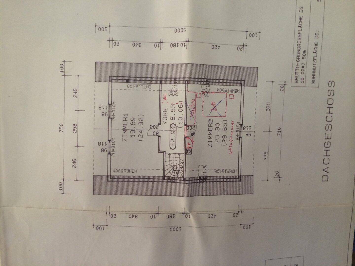 Grundriss des Dachgeschosses mit zwei Zimmern und WC, unter schrägen Dachflächen.