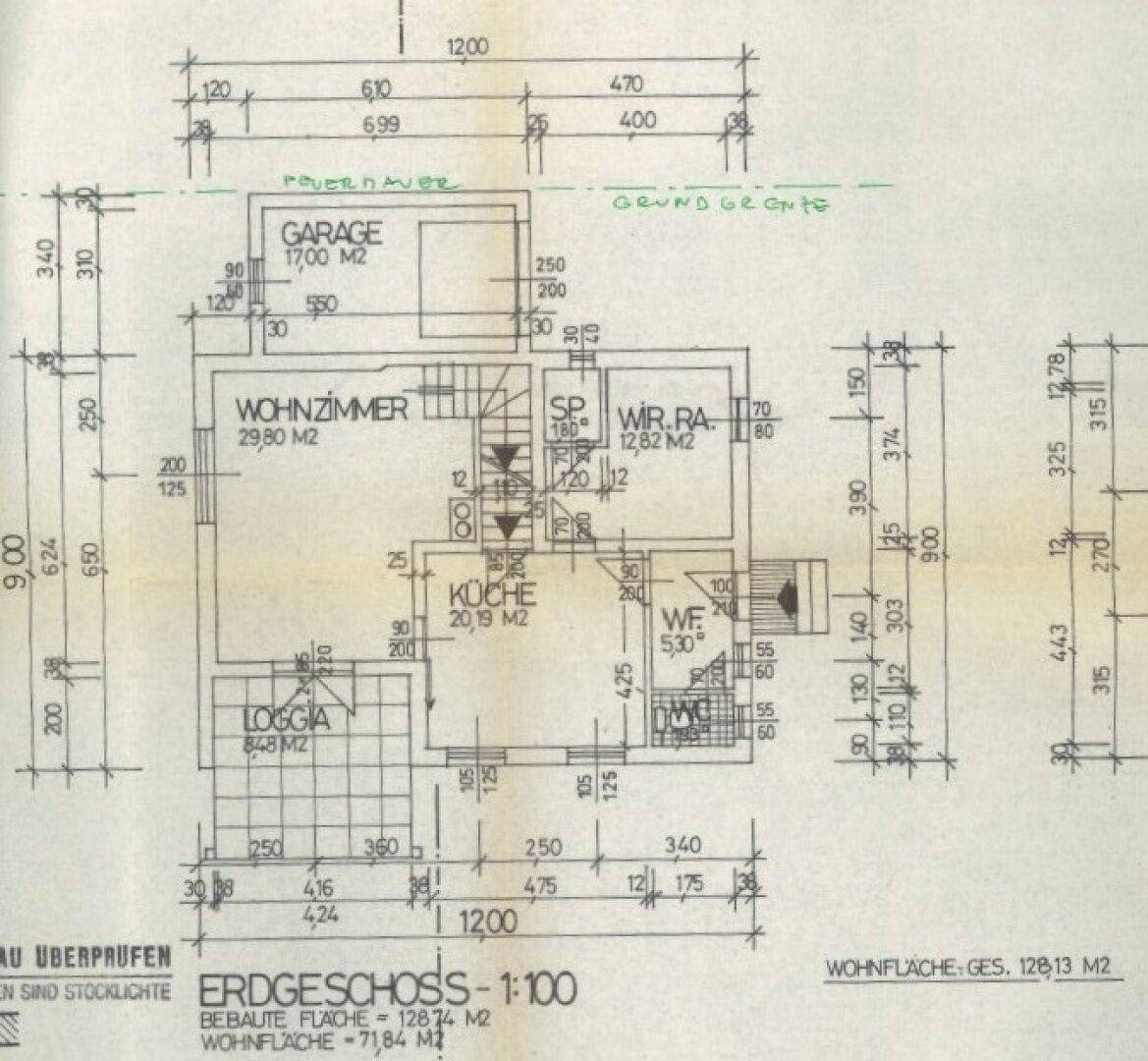 Grundriss des Erdgeschosses mit Wohnzimmer, Küche, Garage und Loggia.