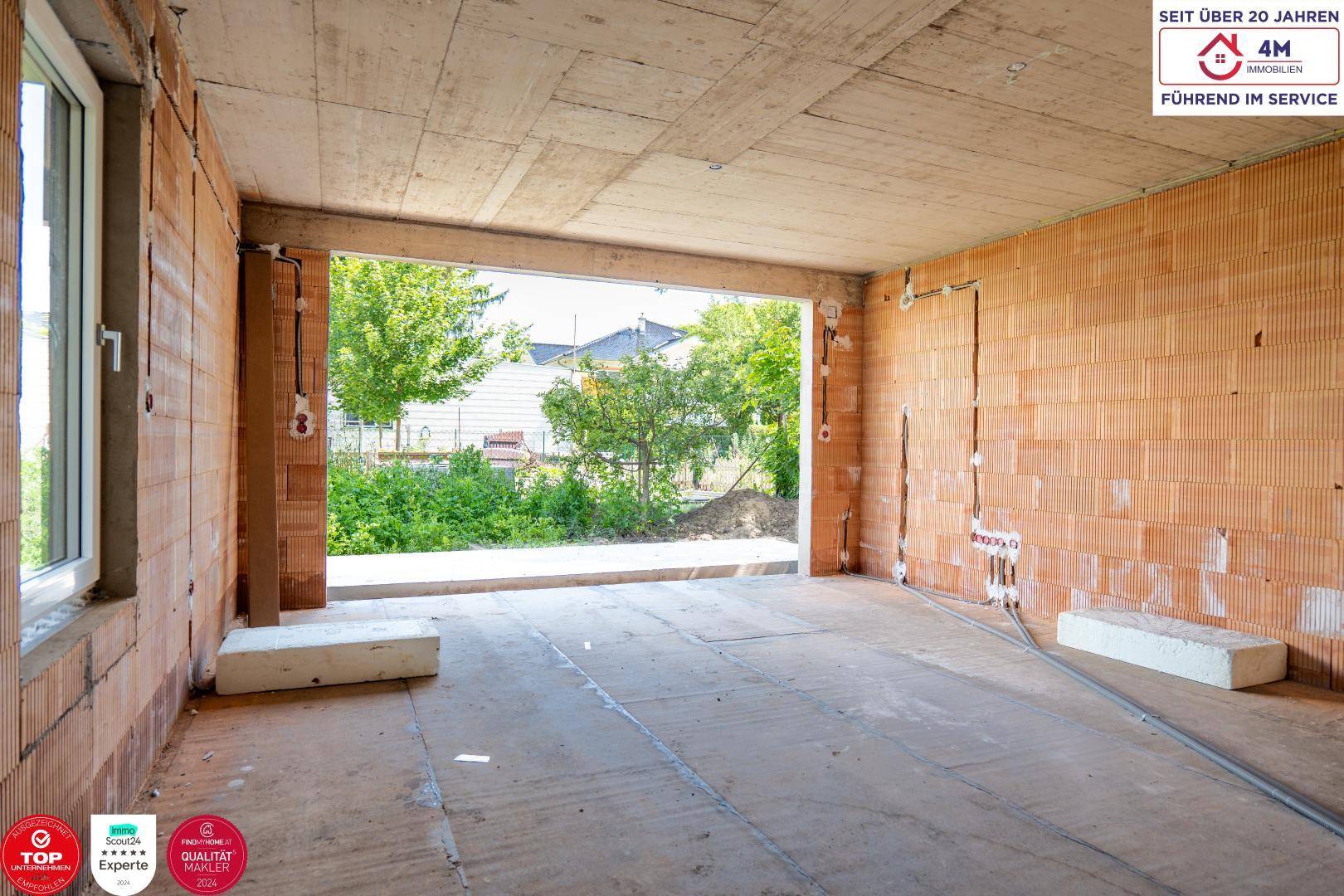 Blick vom Wohnzimmer hinaus auf die Terrasse, 12m2