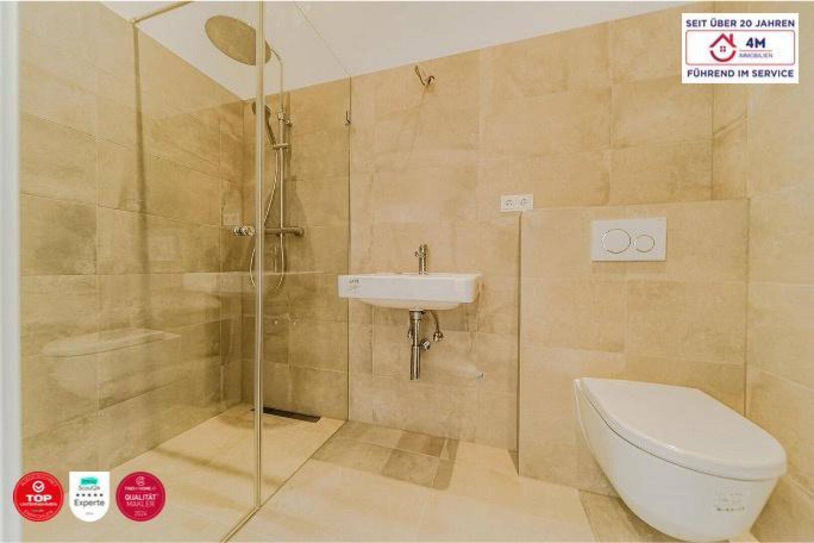 Modernes Badezimmer mit begehbarer Dusche, Wand-WC und beigefarbenen Fliesen.