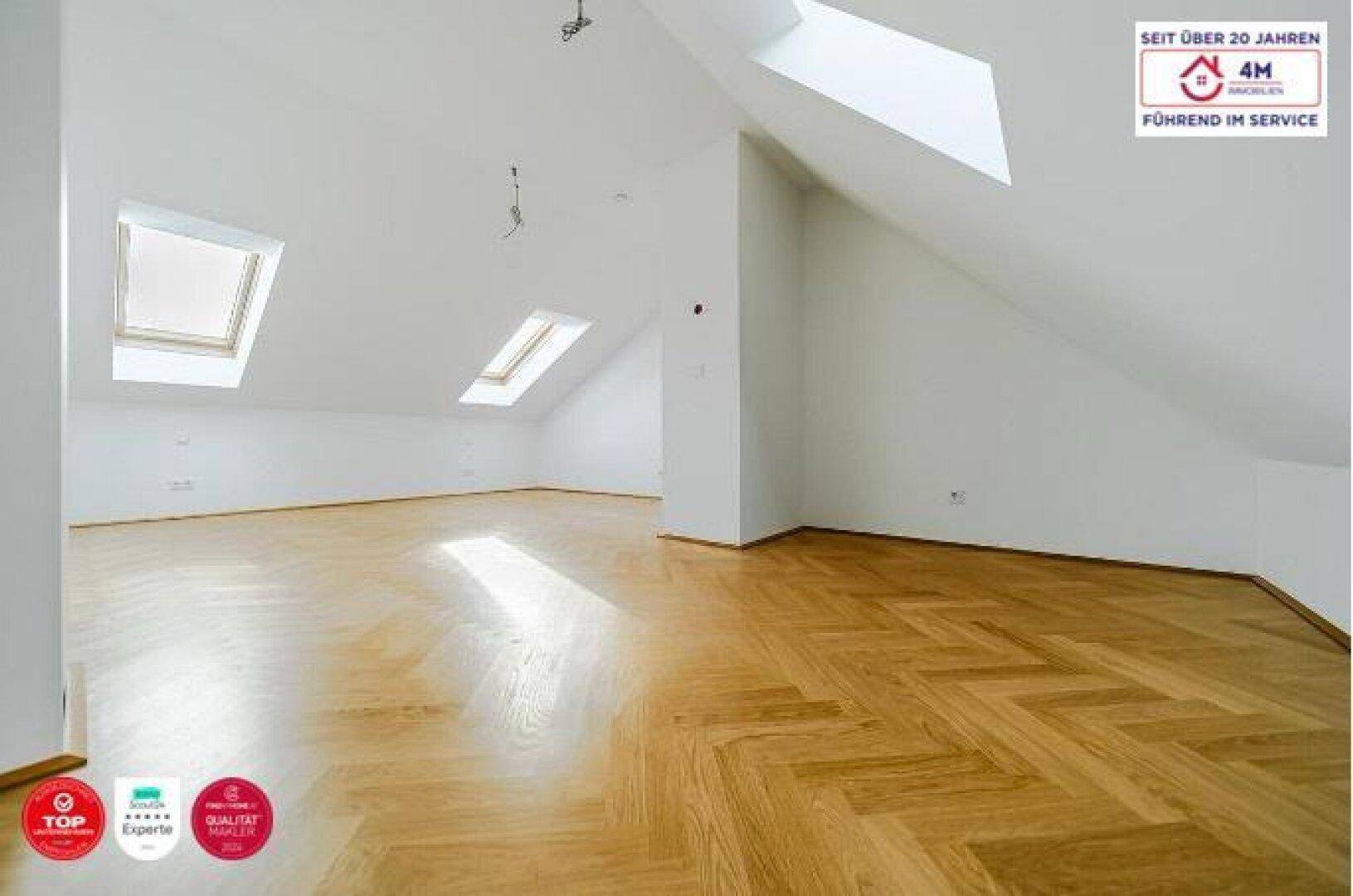 Geräumiger Dachbodenraum mit schrägen Decken und Dachfenstern, ideal für ein Schlafzimmer oder Studio.