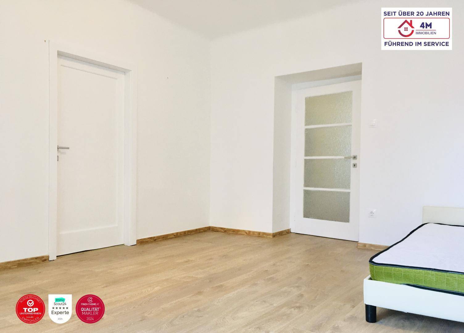 Zimmer 1 ist mit Balkon