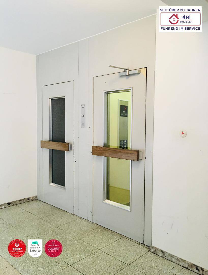 es gibt 2 Aufzüge im Haus