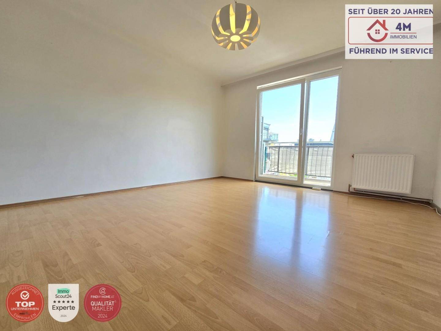 Wohnzimmer mit Balkon
