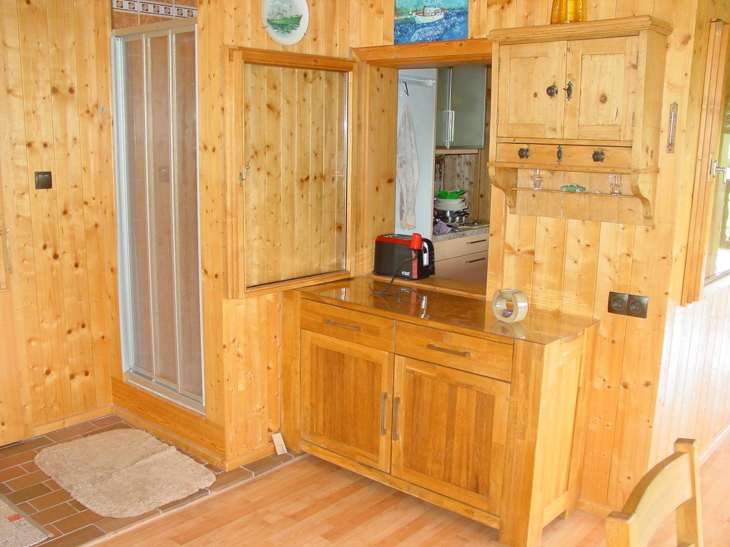 Dusche und Blick in die Küche