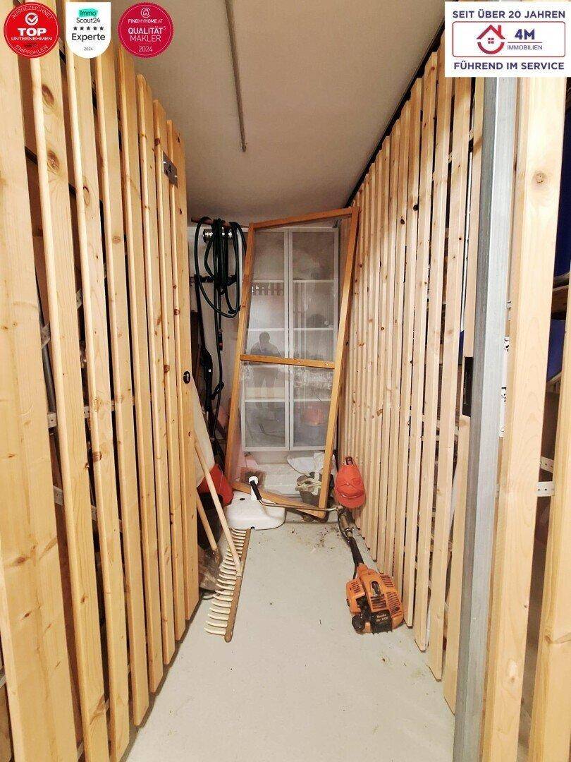 Praktischer Abstellraum mit Holzverkleidung und Regalen, ideal zur Aufbewahrung von Geräten.
