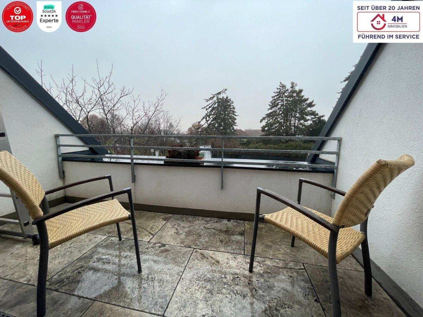 Kleiner Balkon mit Fliesenboden und Sitzgelegenheiten, um die Aussicht zu genießen.