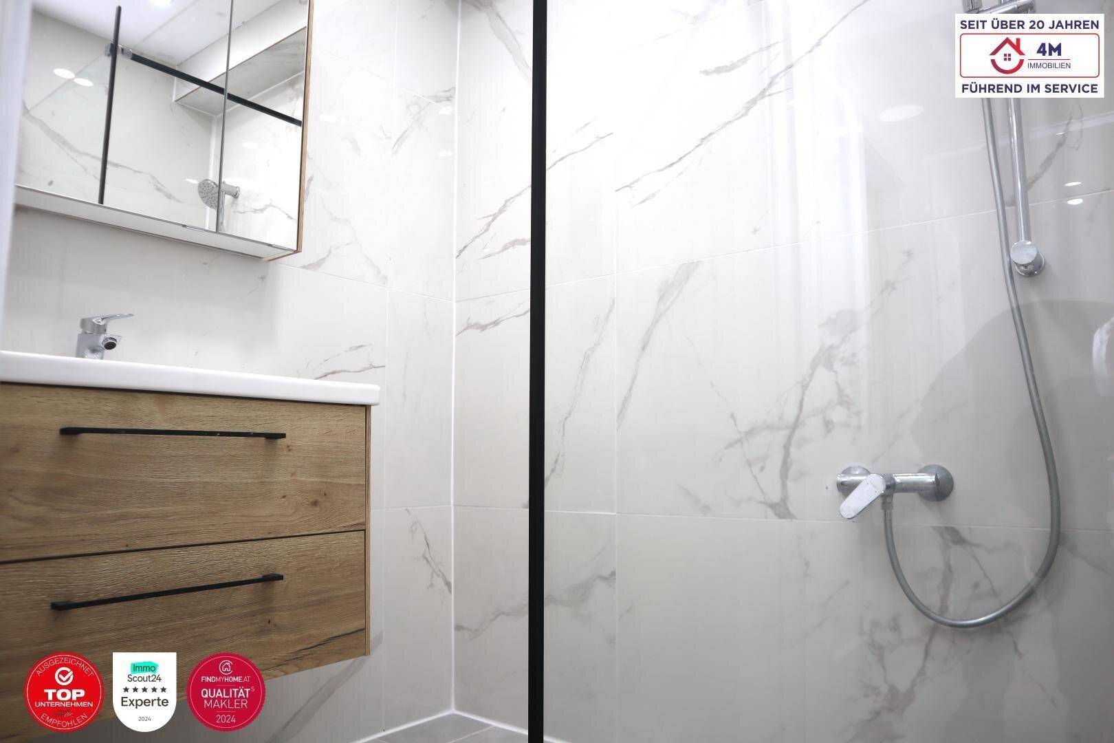 Modernes Badezimmer mit begehbarer Dusche, Holzwaschtisch und Marmorfliesen.