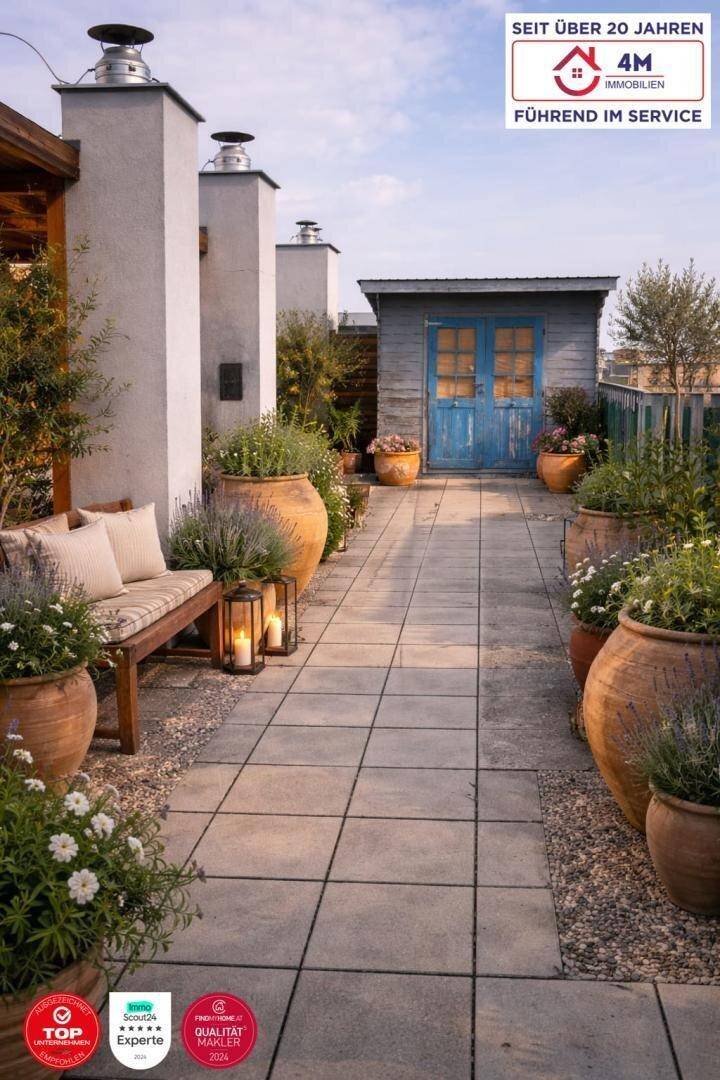 Gepflasterter Außenbereich mit Sitzbank, Laternen und einem Gartenhaus, umgeben von mediterranen Pflanzen.