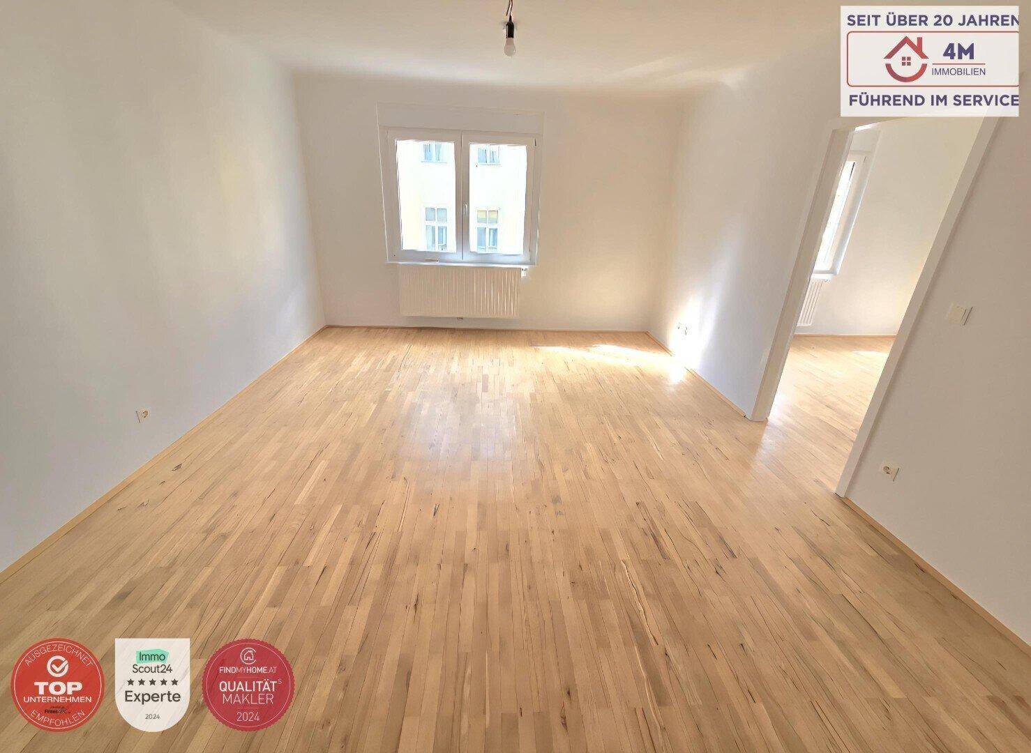 Helles und geräumiges Zimmer mit Parkettboden, weißen Wänden und Blick auf die Umgebung.