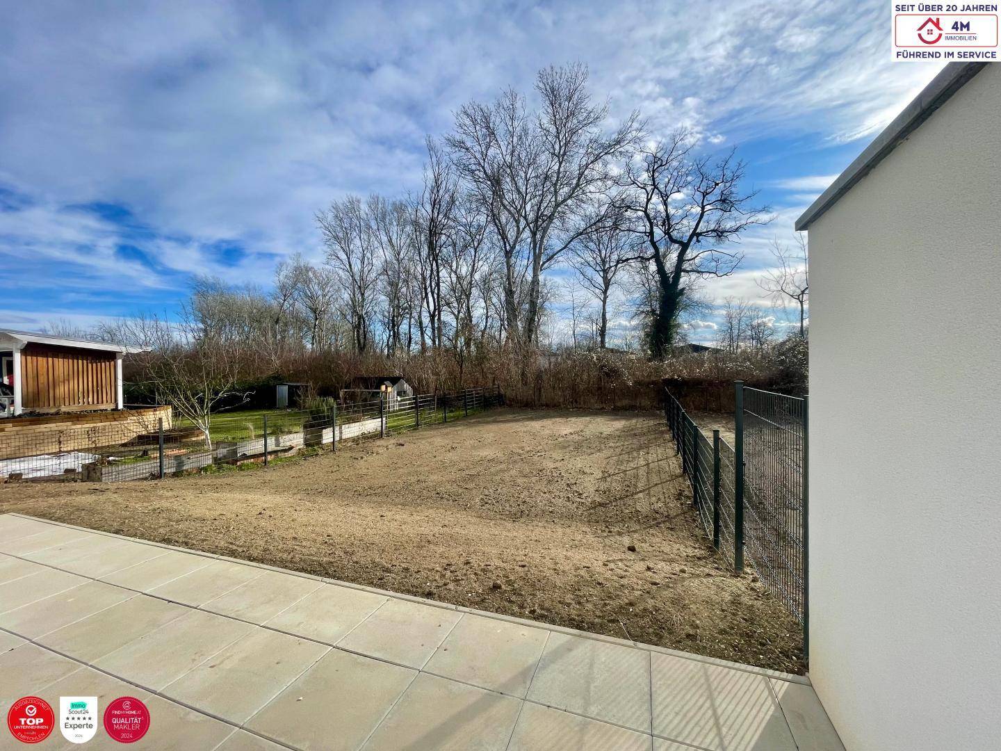 Unbebauter Gartenbereich hinter dem Haus, bietet viel Potenzial für individuelle Landschaftsgestaltung.