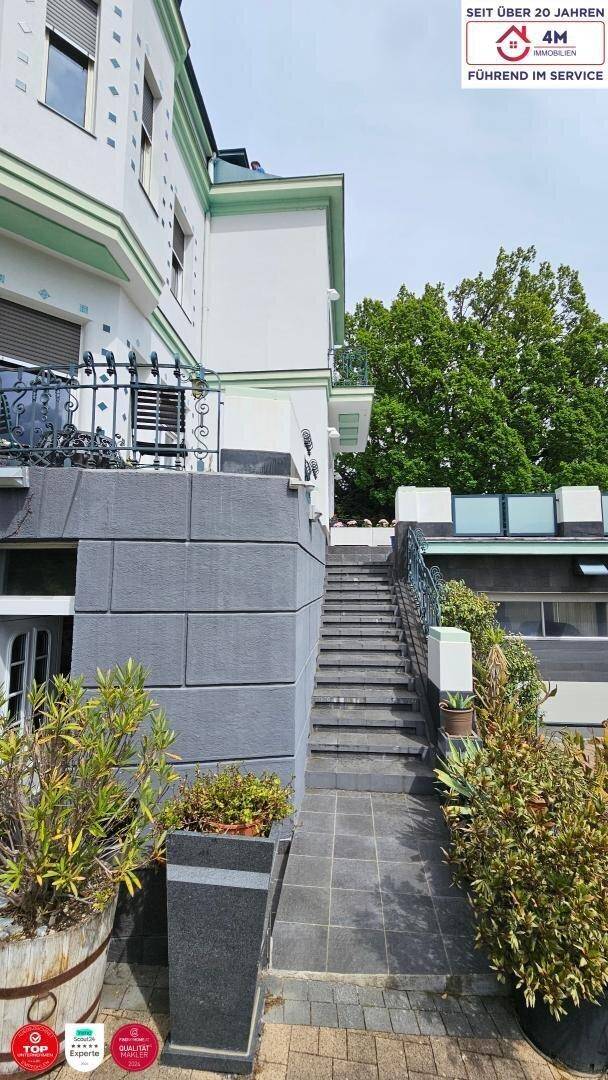 Detailansicht der Außentreppe, die zum Haupteingang der Villa führt.