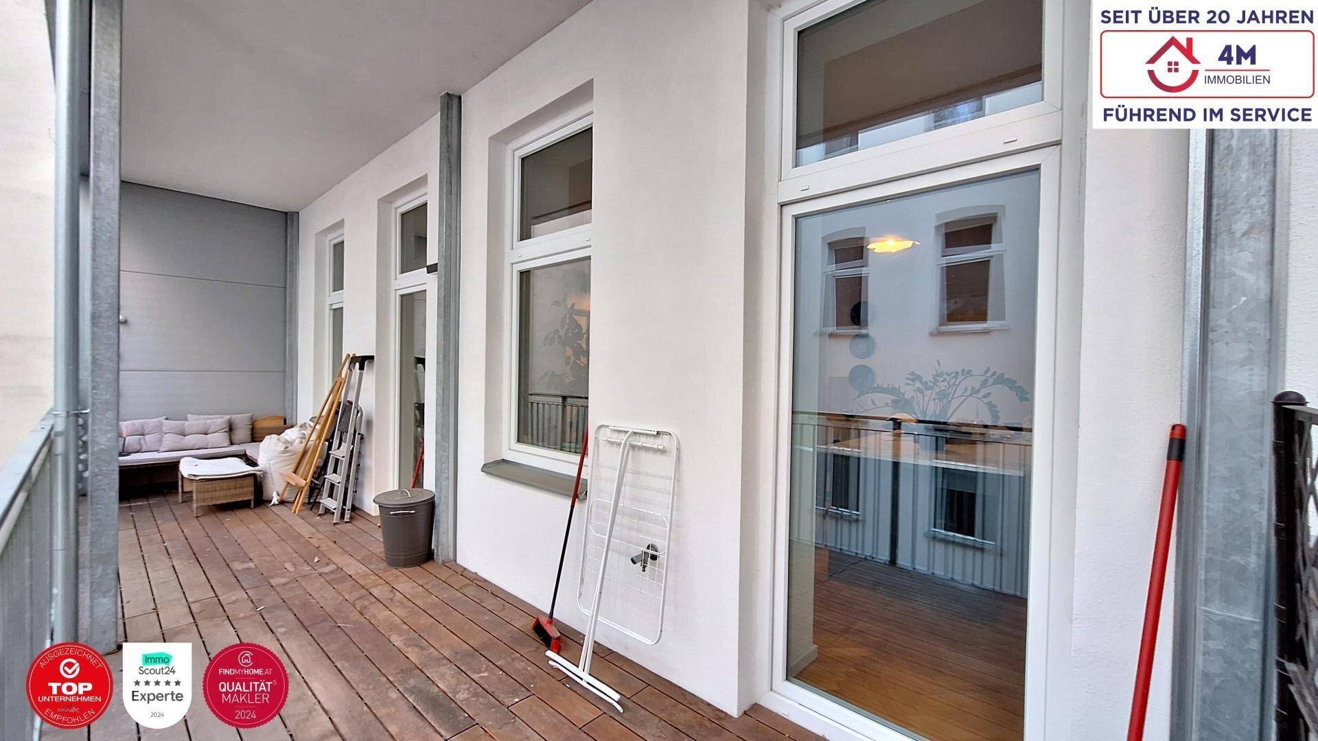 Geräumiger Balkon mit Holzboden und Blick auf die Umgebung, vielseitig nutzbar und hell.