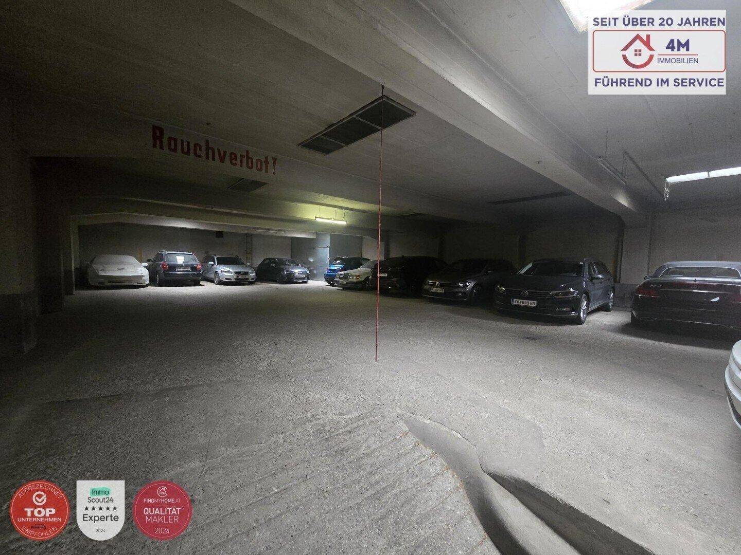 Geräumige Tiefgarage mit vielen geparkten Fahrzeugen und einem 