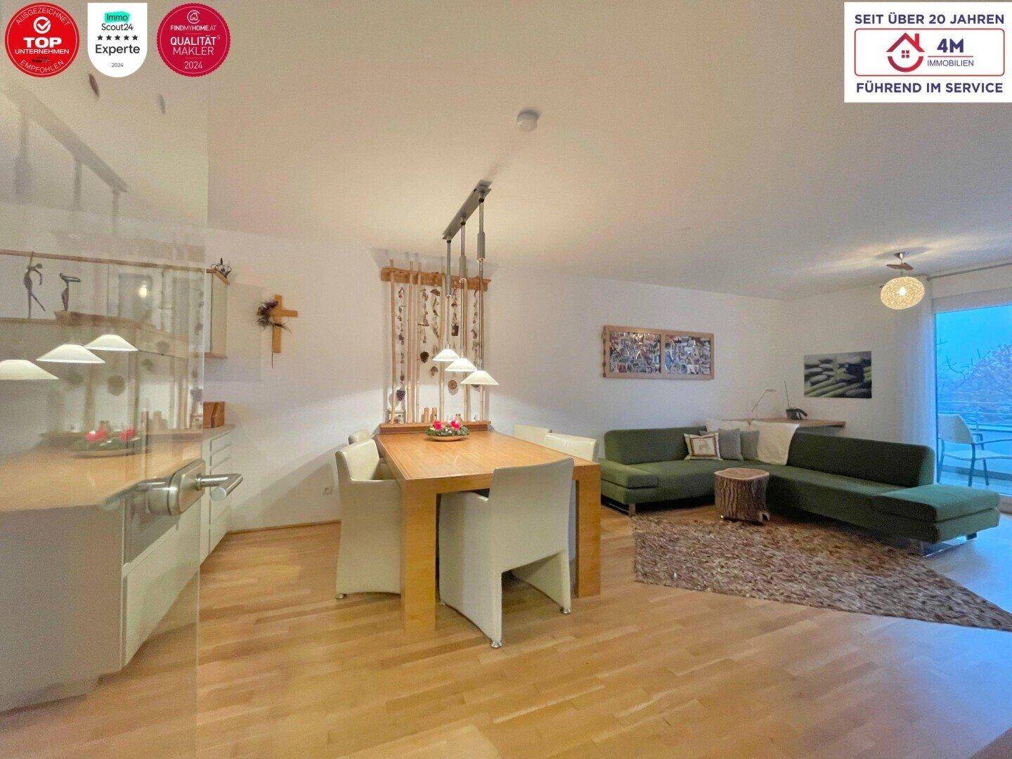 Offener Wohn- und Essbereich mit Holzboden, Esstisch und gemütlichem Sofa, ideal für gesellige Stunden.