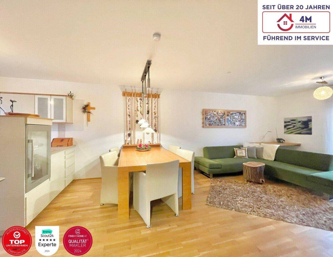 Offener Wohn- und Essbereich mit Holzboden, Esstisch und gemütlichem Sofa, ideal für gesellige Stunden.