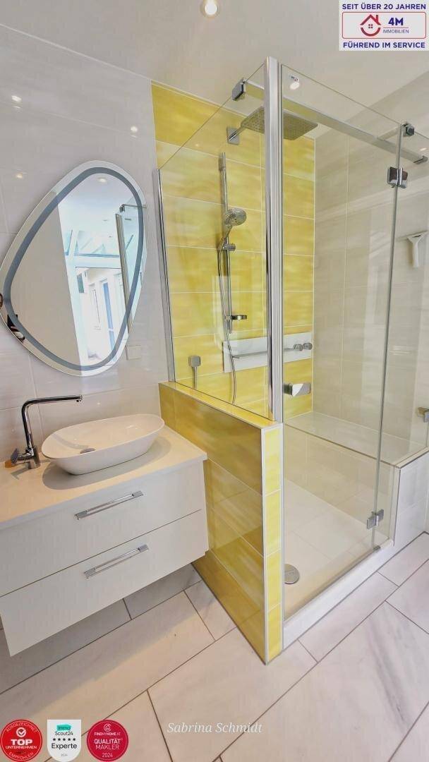 Modernes Badezimmer mit begehbarer Dusche, Aufsatzwaschbecken und gelben Akzentfliesen.