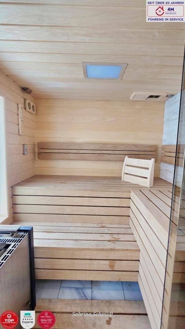 Moderne Sauna mit Holzverkleidung und Sitzbänken für Entspannung.