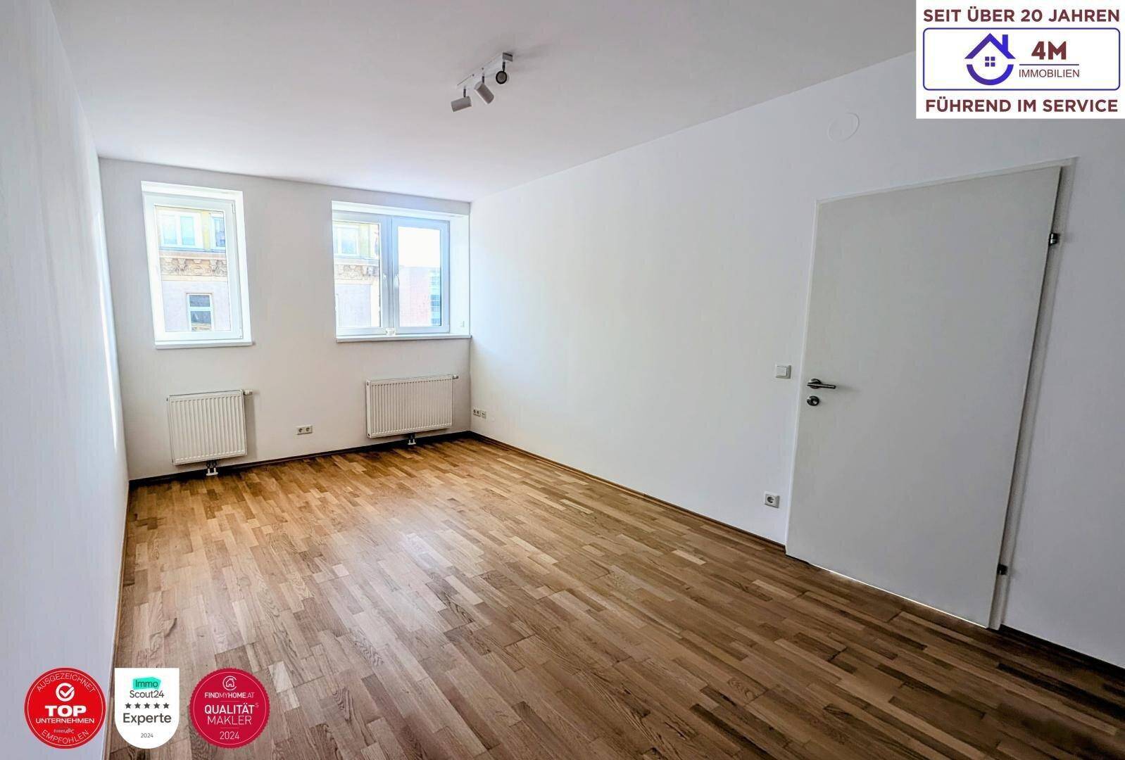 Geräumiges Zimmer mit zwei Fenstern, Parkettboden und viel Tageslicht, vielseitig nutzbar.