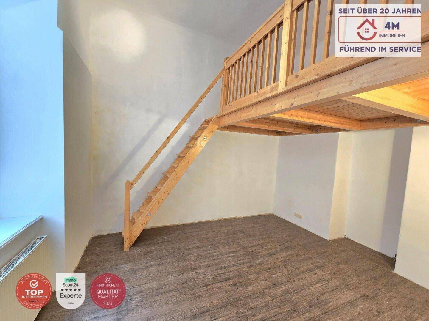 Hoher Raum mit Holz-Loftstruktur und Treppe, bietet vielseitige Nutzungsmöglichkeiten.