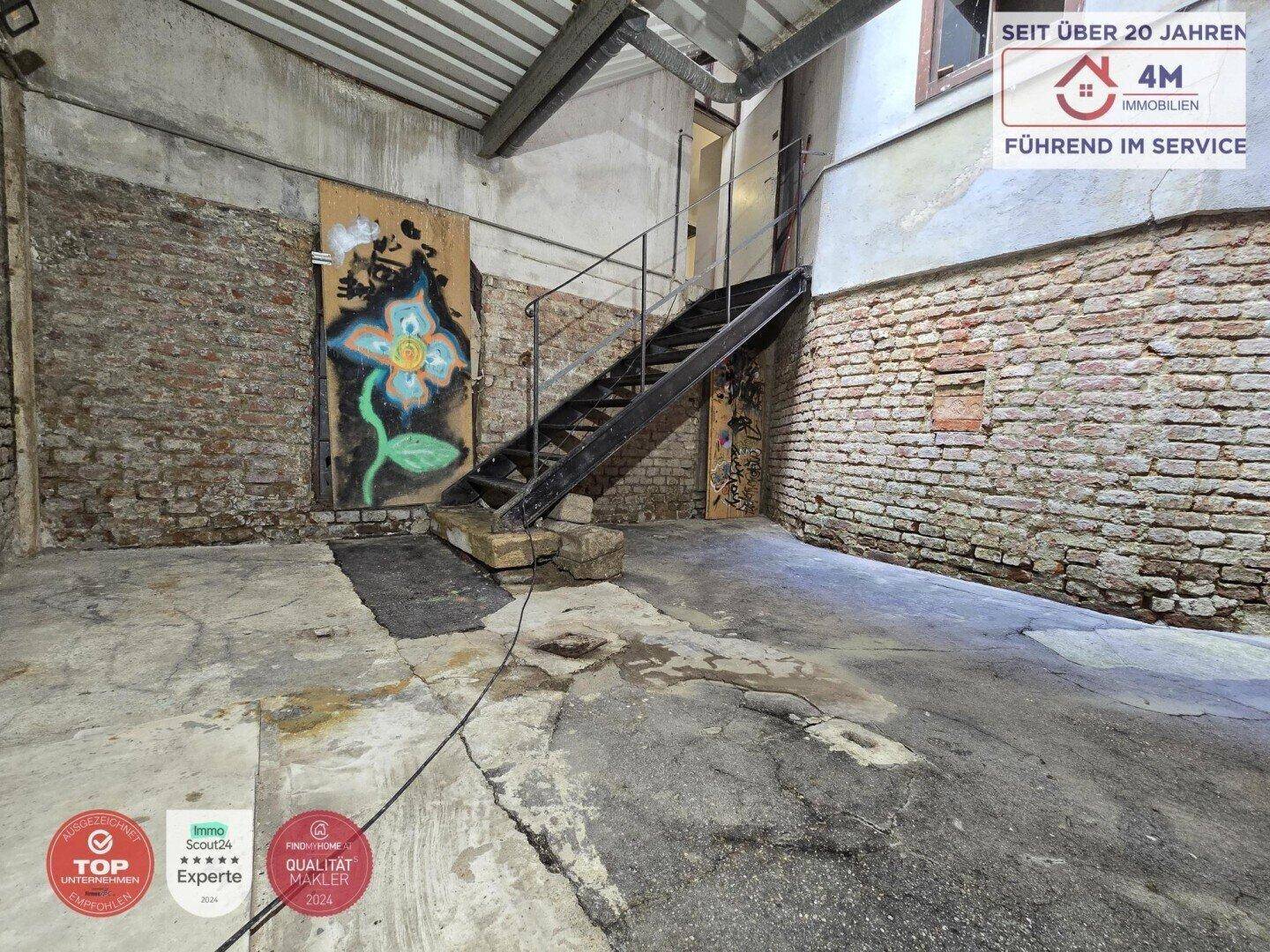 Unausgebauter Kellerraum mit Ziegelwänden, Betonboden und Metalltreppe.