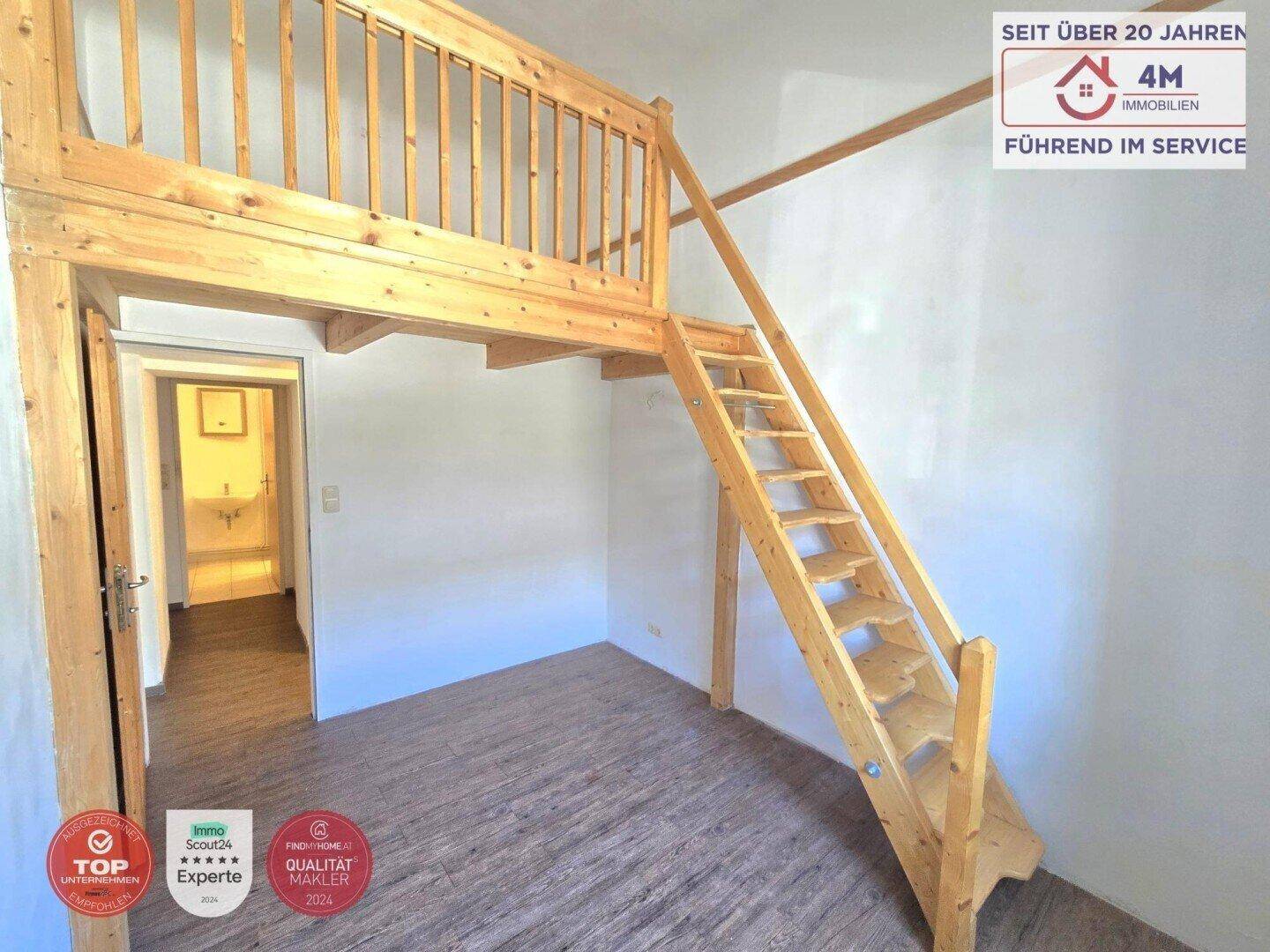Heller Raum mit Holz-Loftstruktur und Treppe, ideal für ein Schlafzimmer mit Galerie.