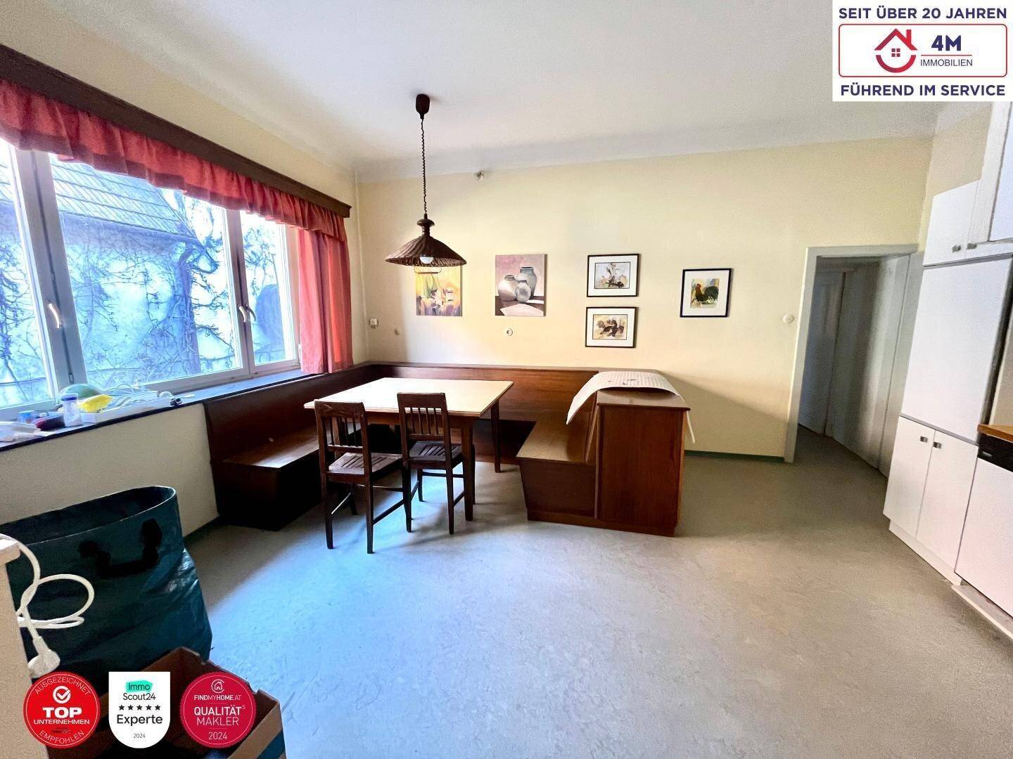 Gemütlicher Essbereich in der Küche mit Eckbank und Fensterblick, ideal für Familienmahlzeiten.