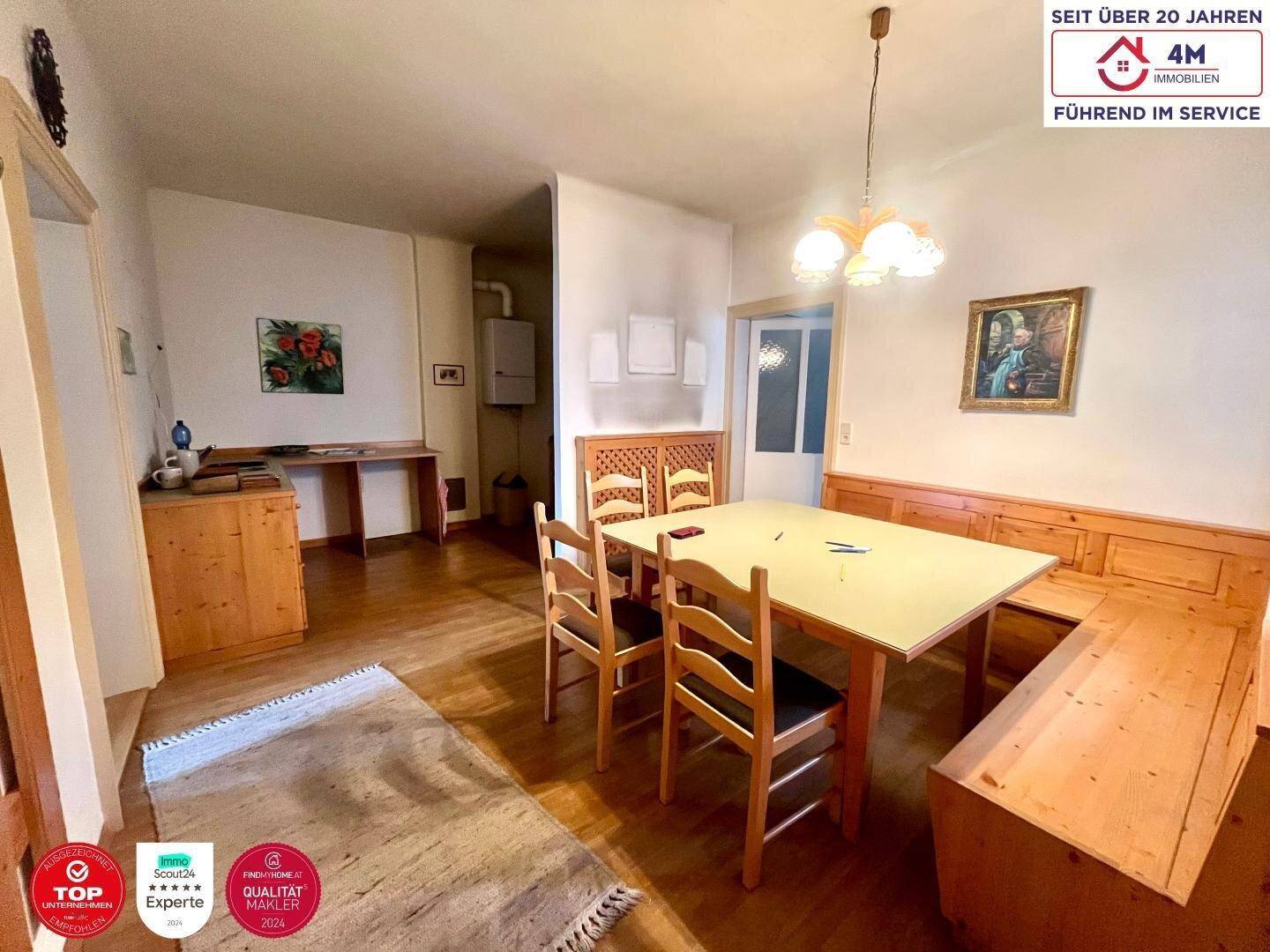 Rustikaler Essbereich mit Holztisch, Bänken und traditioneller Einrichtung, perfekt für gesellige Runden.