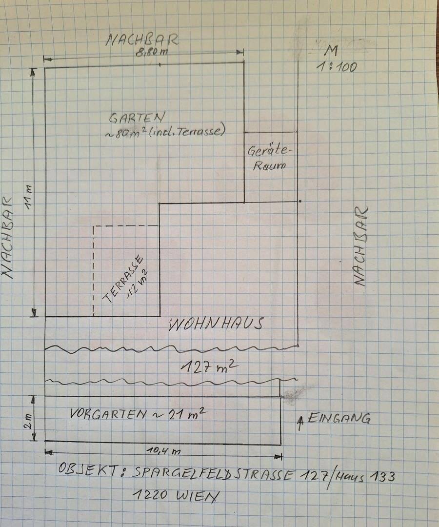 Handgezeichneter Grundriss mit Garten, Terrasse und Wohnhaus auf kariertem Papier.