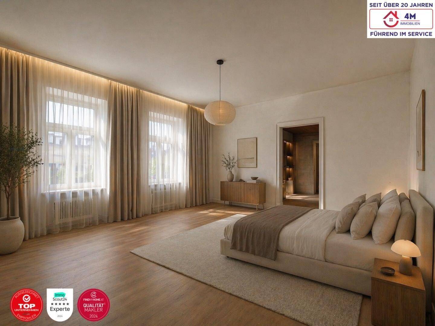 Helles Schlafzimmer mit großem Bett, Holzfußboden und Vorhängen, die viel Licht hereinlassen.
