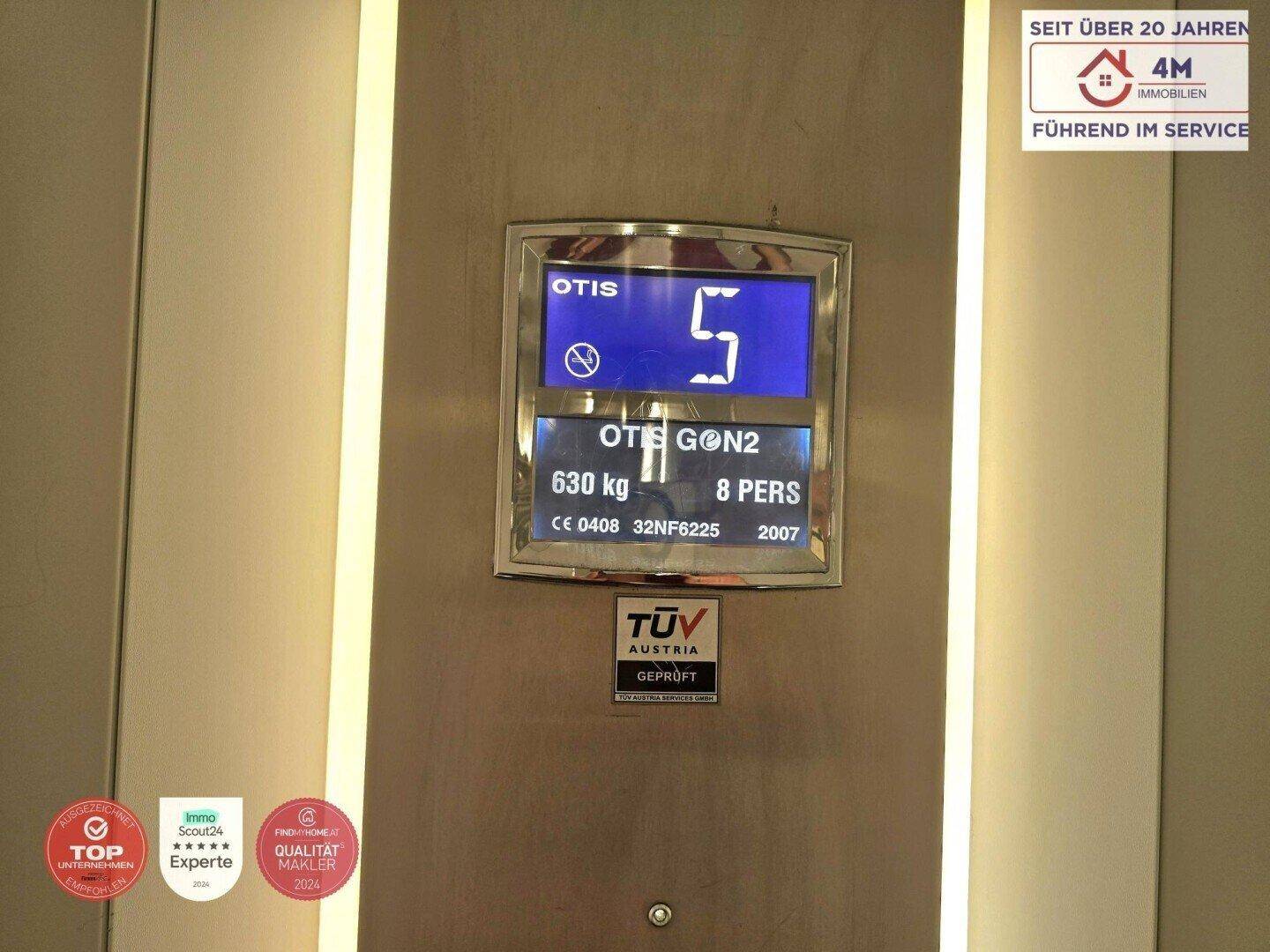Anzeige im Aufzug zeigt die fünfte Etage und die Marke Otis.