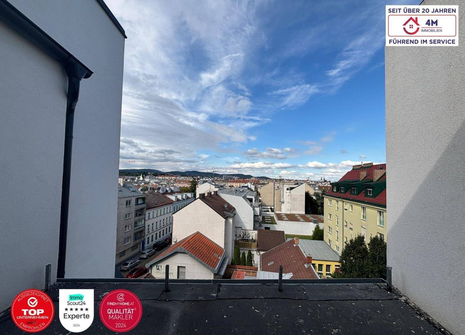 Blick von einem Dach auf die umliegenden Gebäude und die weite Stadtlandschaft.
