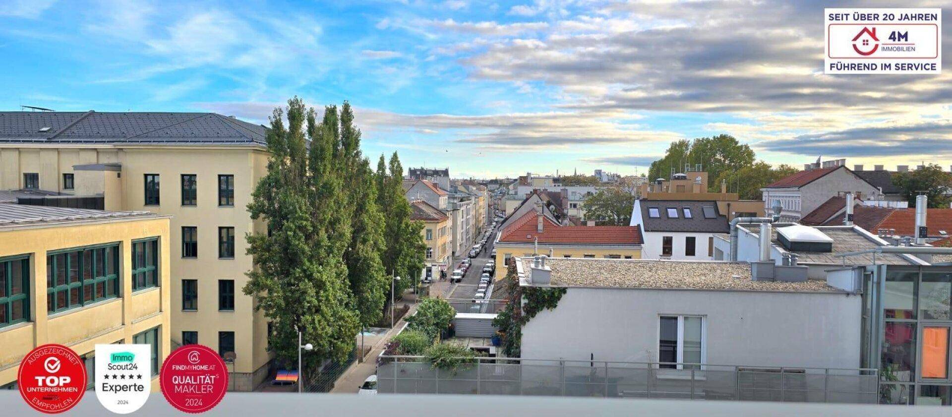 Panoramablick über eine belebte Stadtstraße mit Bäumen und umliegenden Gebäuden.