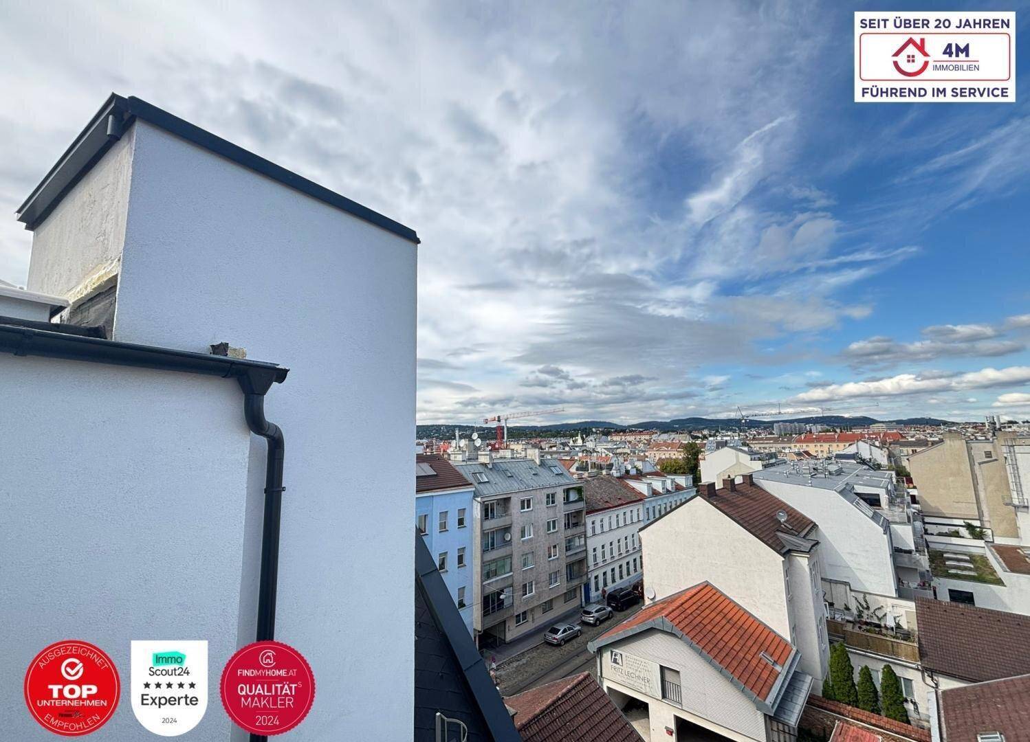 Blick von einem Dach auf die umliegenden Gebäude und die Stadtlandschaft.