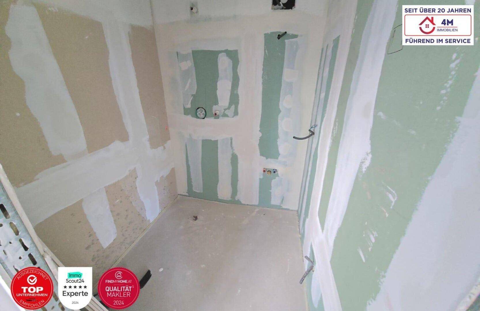 Rohbauzustand eines kleinen Raumes mit Trockenbauwänden, bereit für die Installation von Sanitäranlagen.