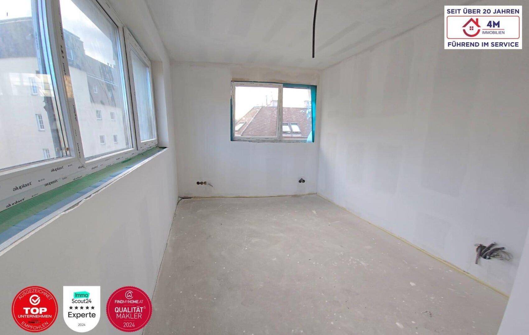 Unfertiges Schlafzimmer mit zwei Fenstern und Rohbauzustand, wartet auf den Innenausbau.