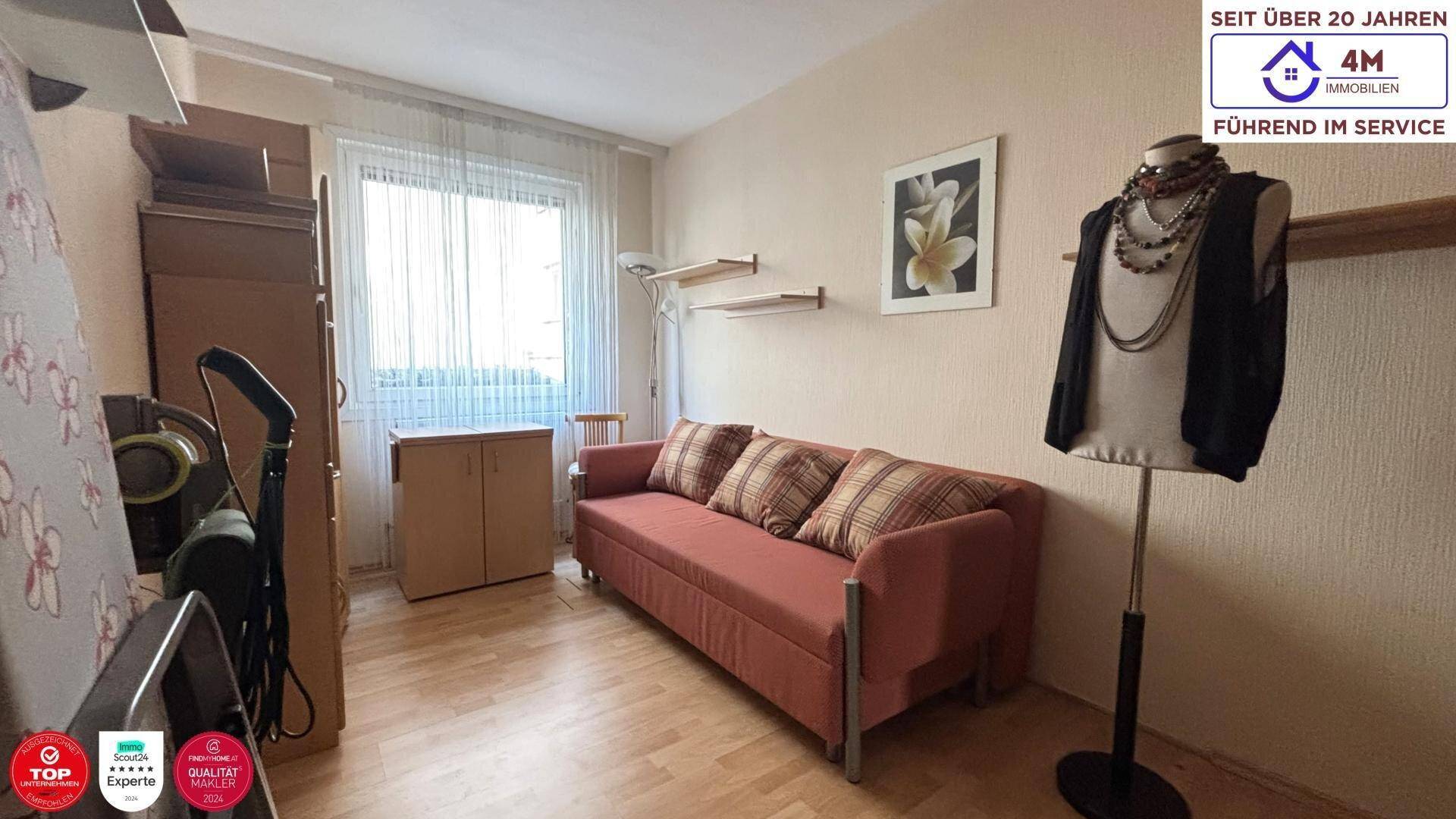 Helles Zimmer mit Schlafsofa, Kleiderschrank und Fenster, ideal als Gäste- oder Arbeitszimmer.