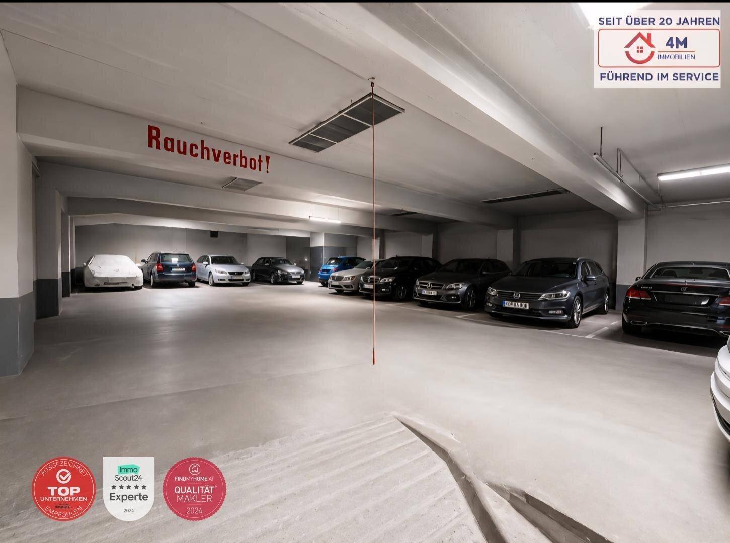 Geräumige Tiefgarage mit vielen geparkten Fahrzeugen und einem 