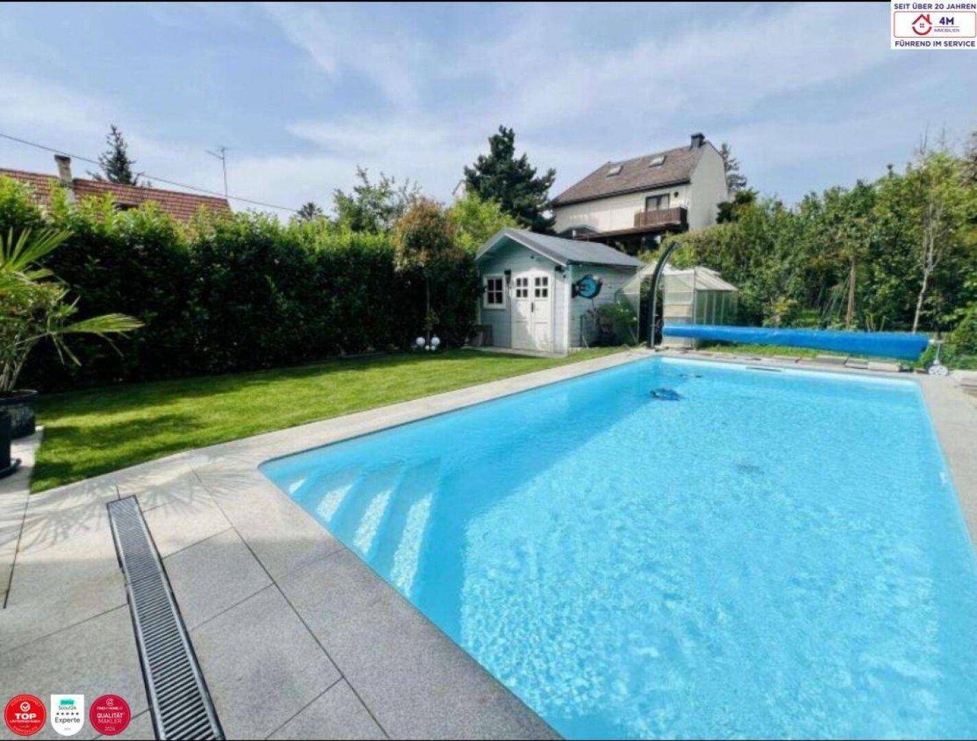 Großer Garten mit privatem Pool, Rasenfläche und einem kleinen Gartenhaus.